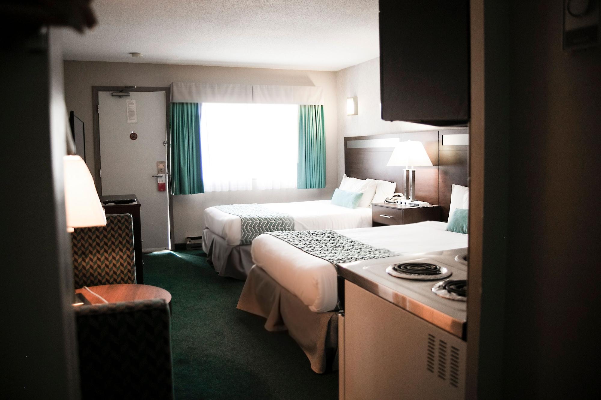 Hotel Ramada By Wyndham Quesnel Exterior foto