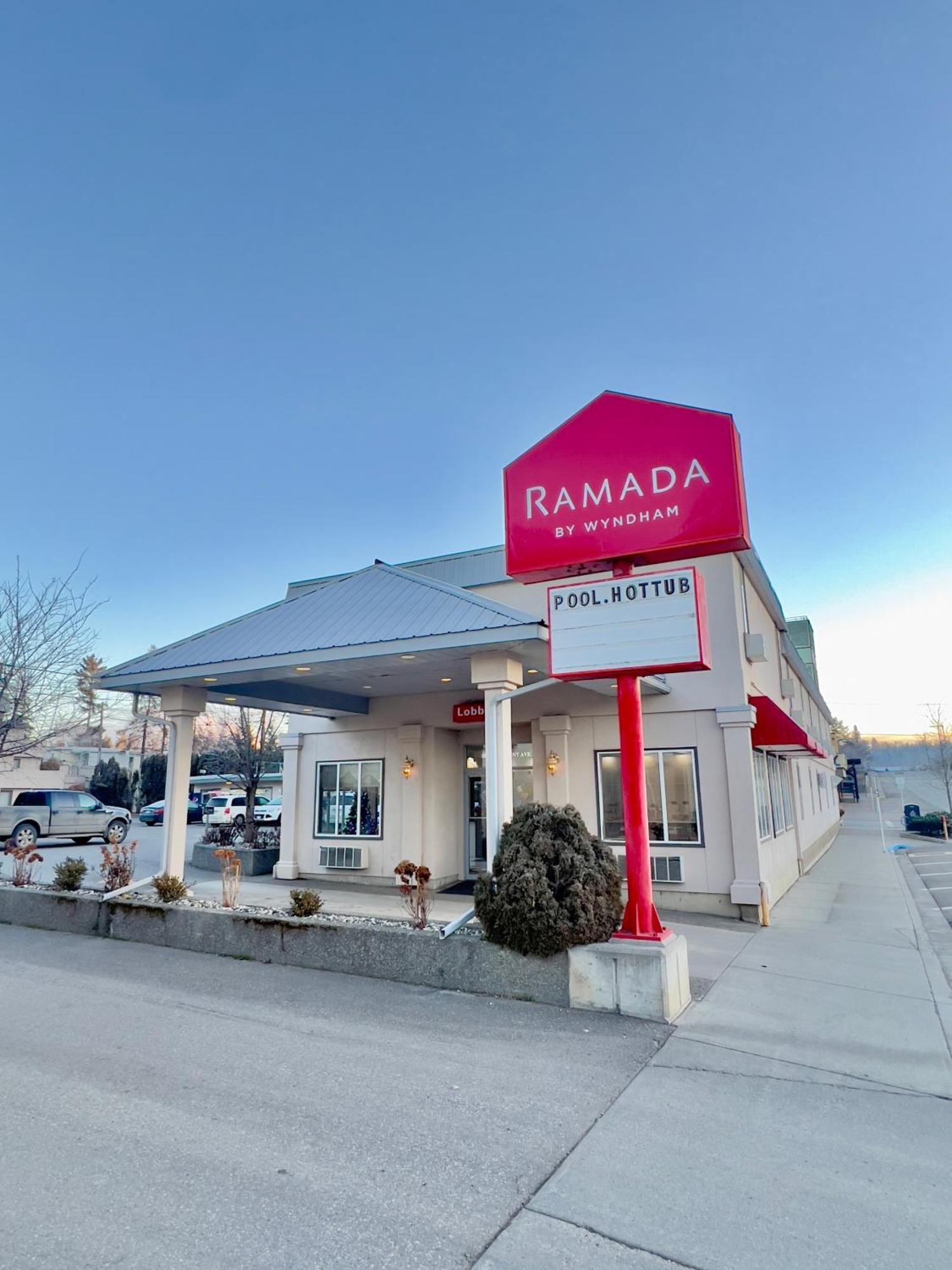 Hotel Ramada By Wyndham Quesnel Exterior foto