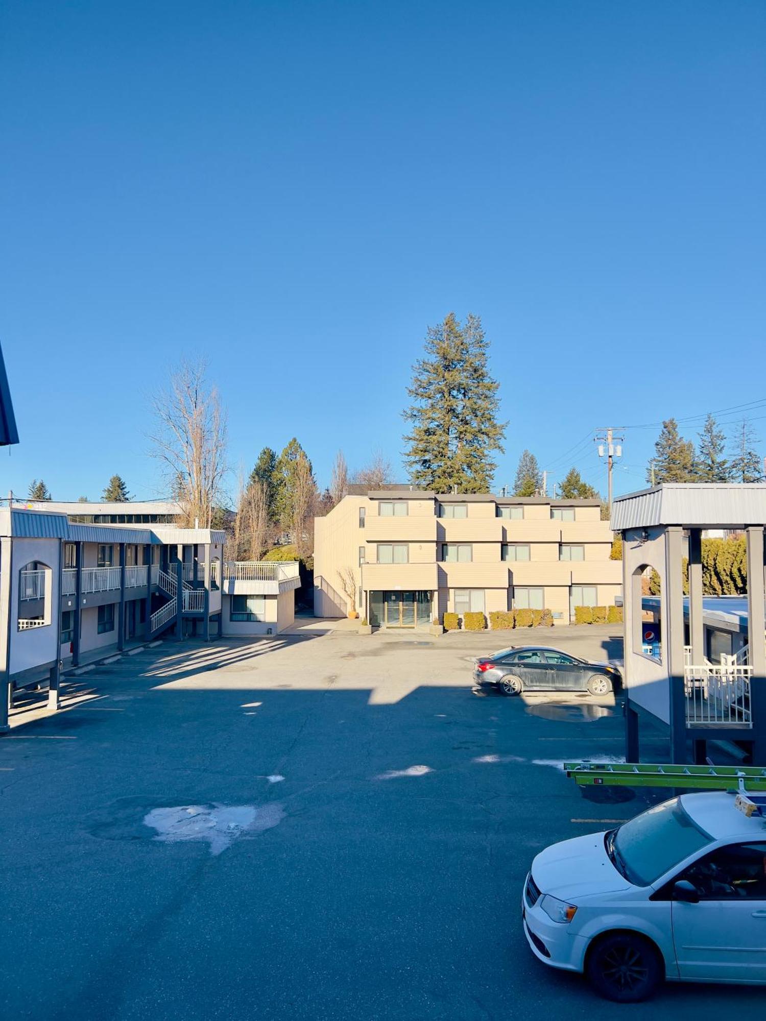 Hotel Ramada By Wyndham Quesnel Exterior foto